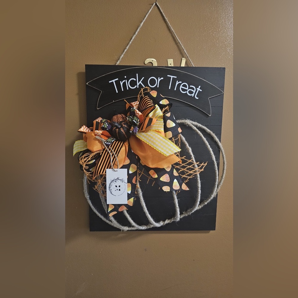 Pumpkin corn, halloween wreaths and boards, halloween decor